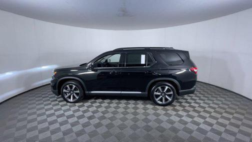 Crystal Black Pearl 2025 Honda Pilot Touring 8-Passenger