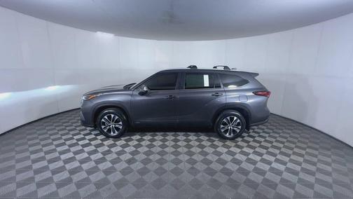 Magnetic Gray Metallic 2025 Toyota Highlander Hybrid XLE