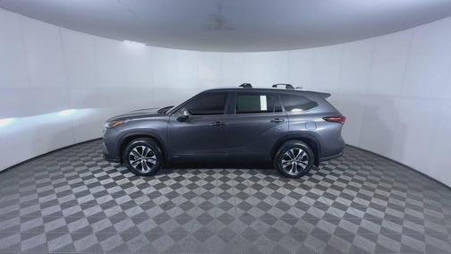 Magnetic Gray Metallic 2025 Toyota Highlander Hybrid XLE