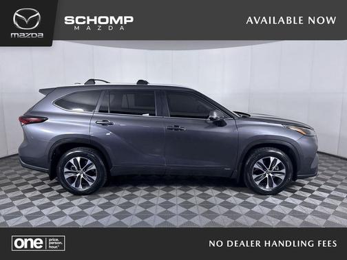 Magnetic Gray Metallic 2025 Toyota Highlander Hybrid XLE SUV