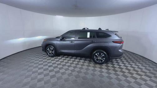 Magnetic Gray Metallic 2025 Toyota Highlander Hybrid XLE