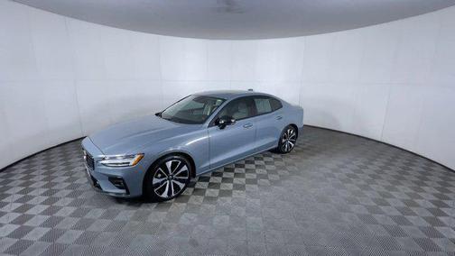 2022 Volvo S60 T5 Momentum