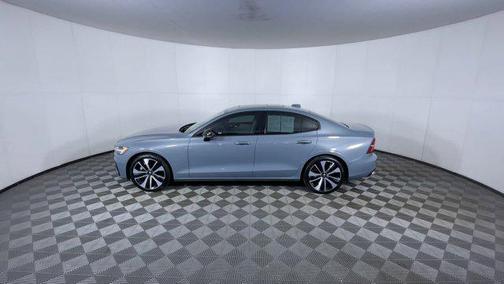 2022 Volvo S60 T5 Momentum