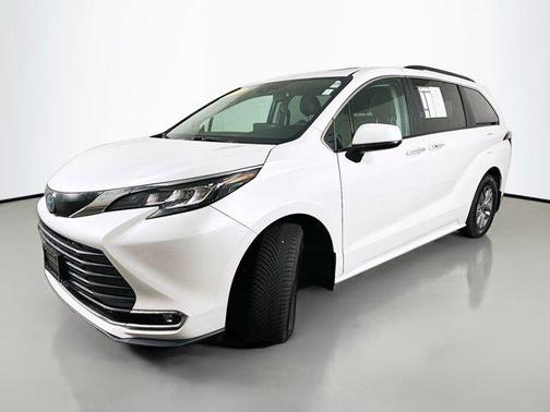 2023 Toyota Sienna XLE 8 Passenger