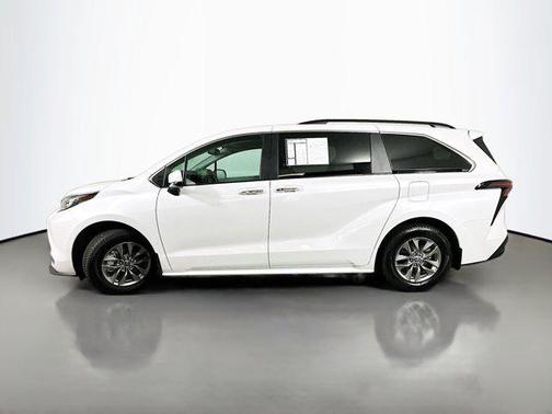 2023 Toyota Sienna XLE 8 Passenger