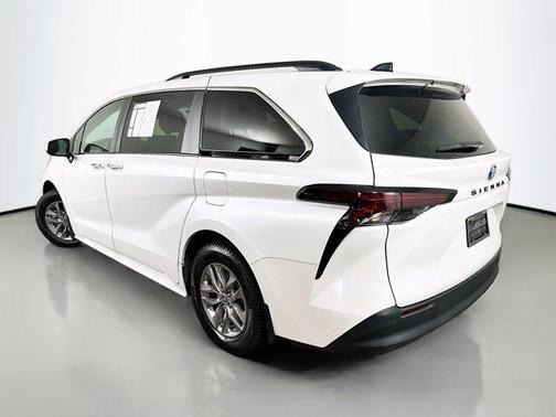2023 Toyota Sienna XLE 8 Passenger