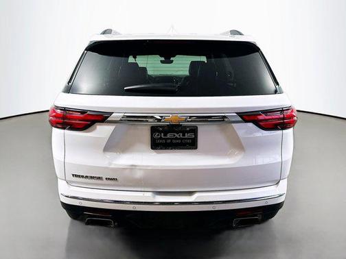 Iridescent Pearl Tricoat 2023 Chevrolet Traverse High Country