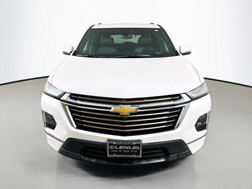 Iridescent Pearl Tricoat 2023 Chevrolet Traverse High Country