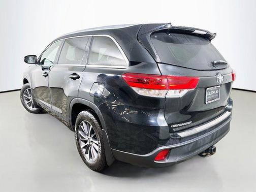 Midnight Black Metallic 2018 Toyota Highlander XLE