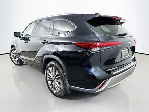 2021 Toyota Highlander Hybrid Platinum