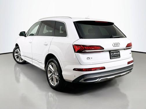 Glacier White Metallic 2023 Audi Q7 55 Premium