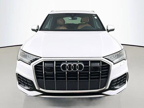 Glacier White Metallic 2023 Audi Q7 55 Premium