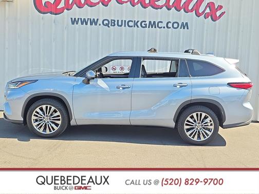Moon Dust 2023 Toyota Highlander Platinum