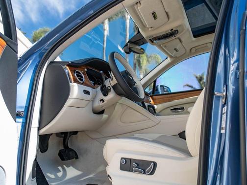 2025 Bentley Bentayga Hybrid V6