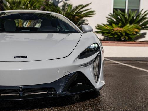 Cirrus Gray 2023 McLaren Artura TechLux