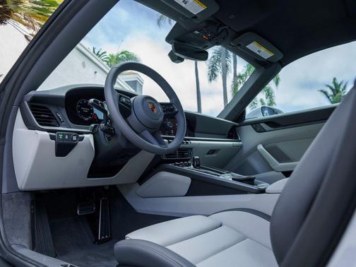 2025 Porsche 911 Carrera