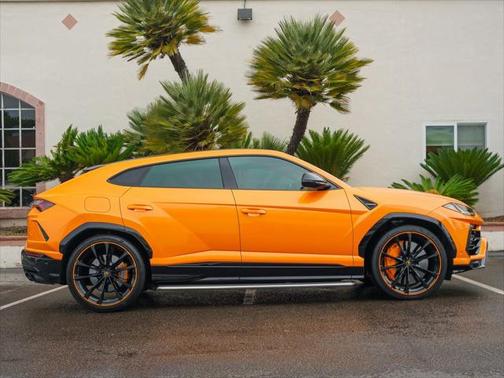2022 Lamborghini Urus Pearl Capsule