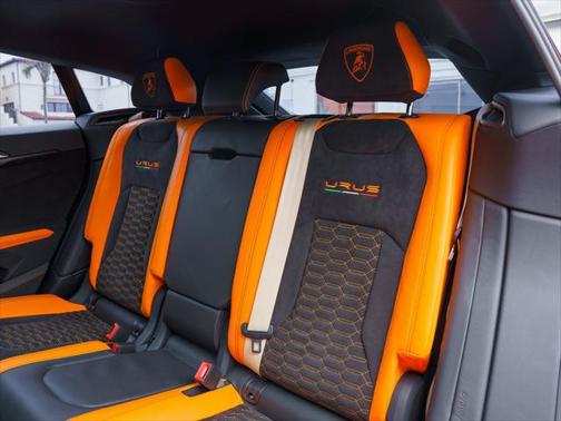 2022 Lamborghini Urus Pearl Capsule