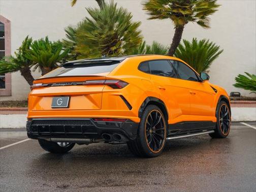 2022 Lamborghini Urus Pearl Capsule