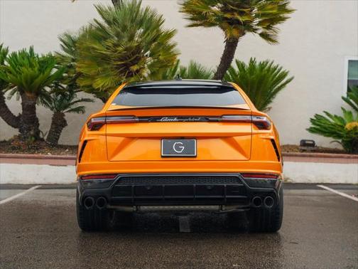 2022 Lamborghini Urus Pearl Capsule