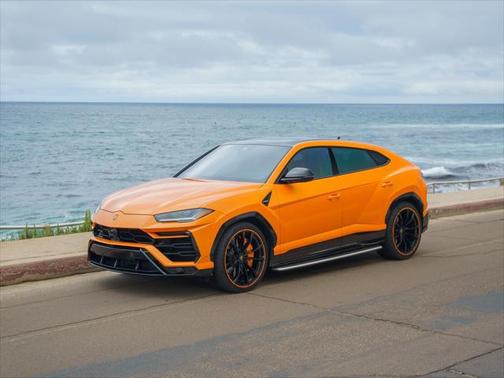 2022 Lamborghini Urus Pearl Capsule
