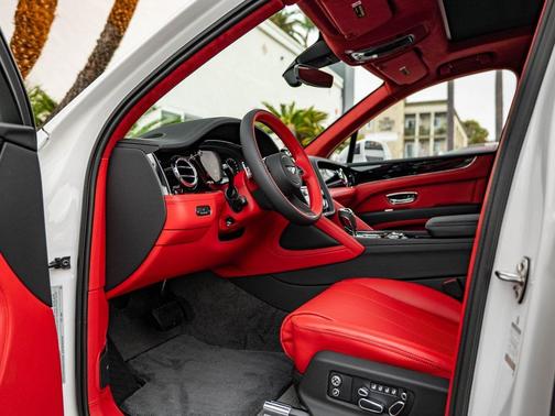 2025 Bentley Bentayga V8