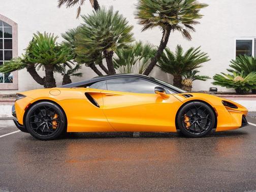 2023 McLaren Artura