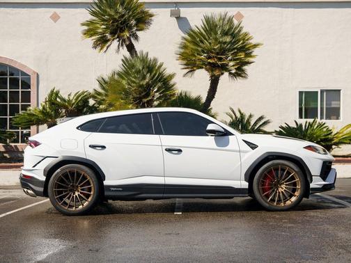 2023 Lamborghini Urus Performante
