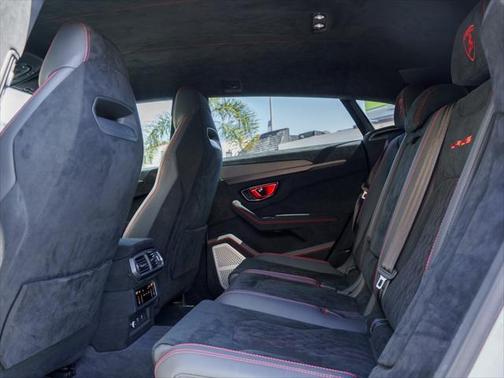 2023 Lamborghini Urus Performante