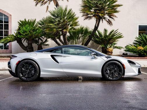 2023 McLaren Artura TechLux