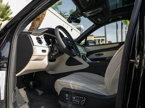 2025 Bentley Bentayga V8
