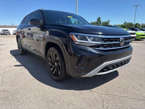 Deep Black Pearl Effect 2023 Volkswagen Atlas Cross Sport 3.6L V6 SE w/Technology