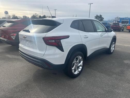 2025 Chevrolet Trax LS