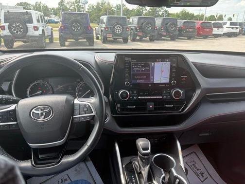 Magnetic Gray Metallic 2022 Toyota Highlander XSE