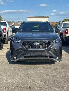 Gray 2022 Toyota Highlander XSE
