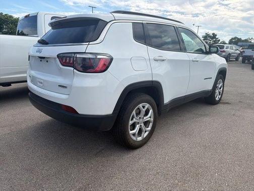 Bright White Clearcoat 2024 Jeep Compass Latitude