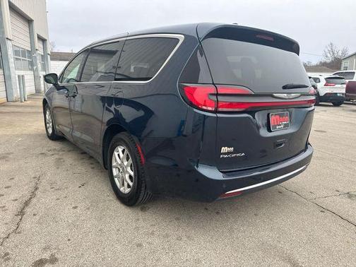 2023 Chrysler Pacifica Touring-L