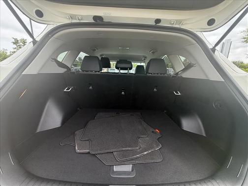 Clear White/Black Roof 2026 Kia Seltos S
