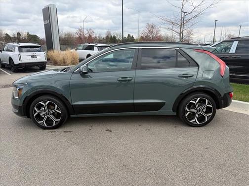 Cityscape Green 2024 Kia Niro Touring