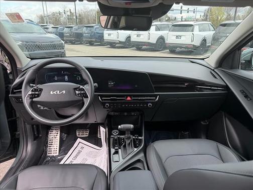 Cityscape Green 2024 Kia Niro Touring