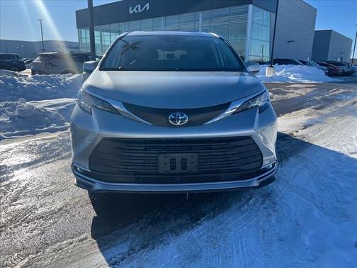 2021 Toyota Sienna XLE 8 Passenger
