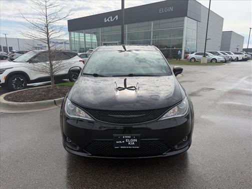 Brilliant Black Crystal Pearlcoat 2020 Chrysler Pacifica Touring