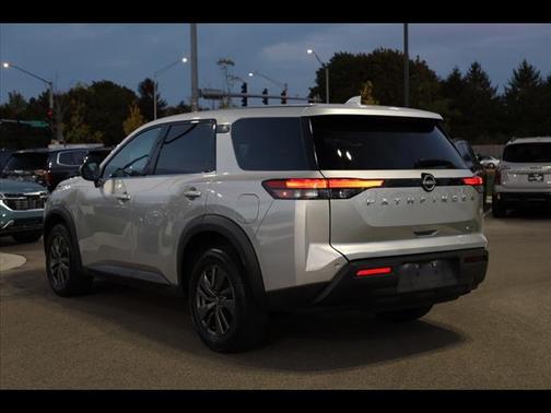 2022 Nissan Pathfinder S 4WD