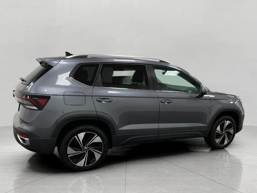 Platinum Gray Metallic 2025 Volkswagen Taos 1.5T SE