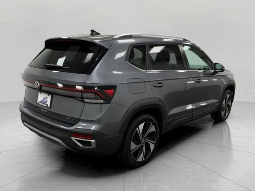 Platinum Gray Metallic 2025 Volkswagen Taos 1.5T SE