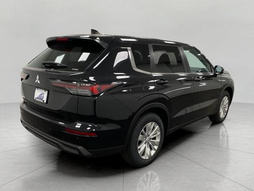Labrador Black Pearl 2026 Mitsubishi Outlander ES
