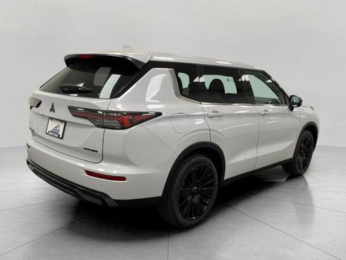White Diamond 2026 Mitsubishi Outlander LE