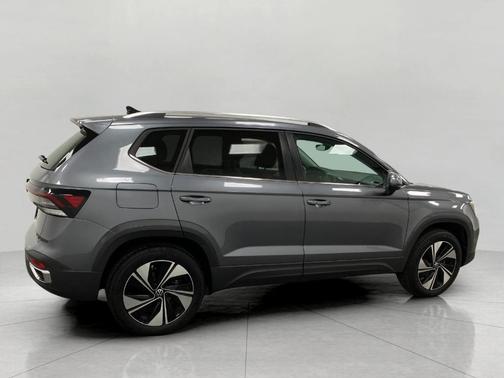 Platinum Gray Metallic 2025 Volkswagen Taos 1.5T SE