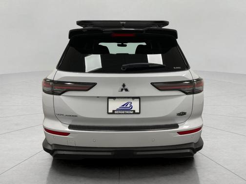 White Diamond 2026 Mitsubishi Outlander SE
