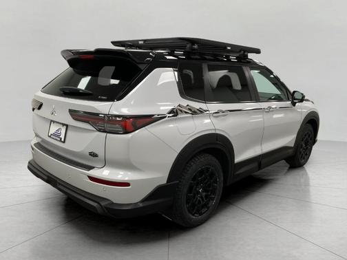 White Diamond 2026 Mitsubishi Outlander SE